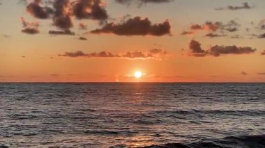 Okyanus 'un üzerinde çarpıcı bir güneş batışı Kıyı bölgesinde canlı renklerle