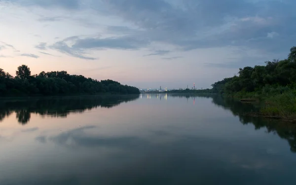 夕暮れ時のサヴァ川と石油精製所の風景 石油化学産業 — ストック写真