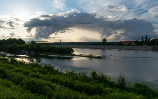Bulutlu Öğleden Sonra Sava Nehrinin Manzarası Dramatik Bulutlar — Stok fotoğraf