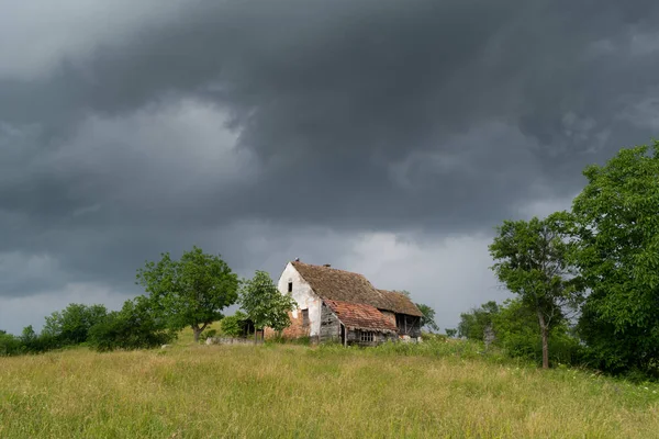 Stormwolken Boven Verlaten Landhuis Donkere Dramatische Wolken Boven Leeg Verlaten — Stockfoto