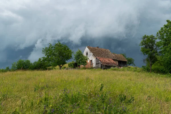 Stormwolken Boven Verlaten Landhuis Donkere Dramatische Wolken Boven Leeg Verlaten — Stockfoto
