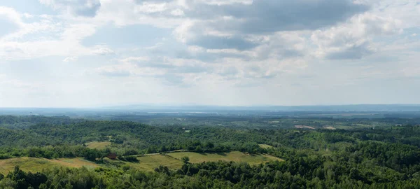 Heuvelachtig Landschap Panorama Verre Vallei Gevuld Met Waas Verspreid Dorp — Stockfoto