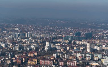 Güneşli bir günde Banja Luka şehrinin havası sisli