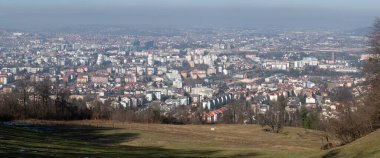 Banja Luka 'nın panoramik manzarası, uzak tepeler sislerle soldu, şehirde hava kirliliği