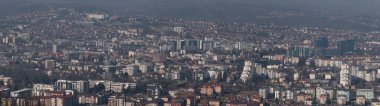 Güneşli bir günde Banja Luka 'nın panoramik manzarası, şehirdeki hava kirliliği, sisli tepeler