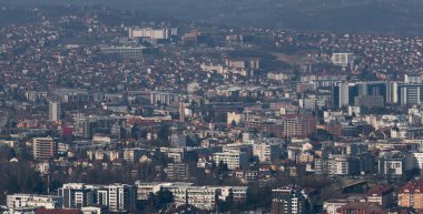Güneşli bir günde Banja Luka 'nın panoramik manzarası, şehirdeki hava kirliliği, sisli tepeler