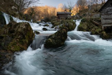 Yosun kayaları ve ahşap su değirmenleriyle dağ nehri, Krupa na Vrbasu nehri.