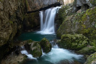 Ormanda yosunlu kayalar, Banja Luka yakınlarında Svrakava şelalesi