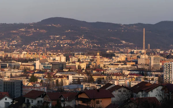 Akşamları Banja Luka şehri, şehir merkezi İsa Mesih ve Banski Dvor 'un kilisesiyle.