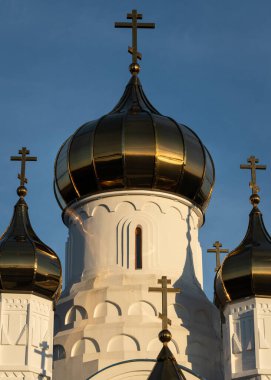 Mavi gökyüzüne karşı Rus haçları olan Rus manastırı Cupola 'sı