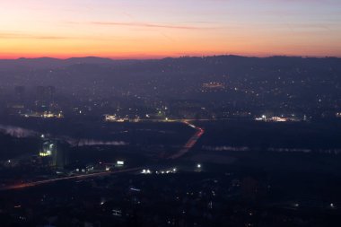 Alacakaranlıkta Doboj şehri ve Bosna Nehri manzarası
