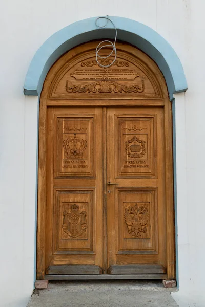 Χαραγμένη Ξύλινη Πόρτα Ρωσικά Και Σερβικά Μοτίβα Κοντά Στο Ντομπόι — Φωτογραφία Αρχείου