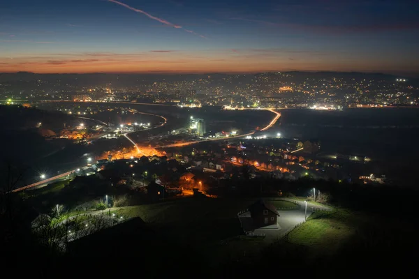 Alacakaranlıkta Bosna Nehri Kıyısındaki Doboj Şehrinin Manzarası Işık Yolları — Stok fotoğraf