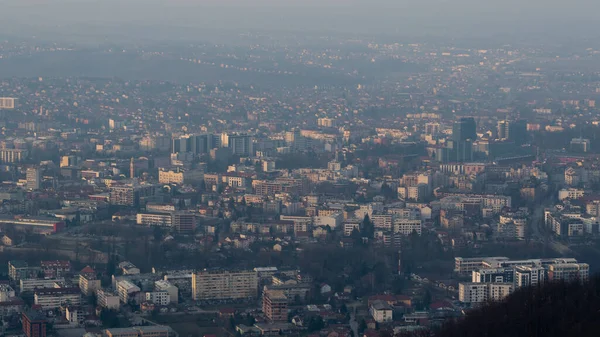 巴尼亚卢卡在烟雾中的城市景观 大城市不健康的空气污染 — 图库照片