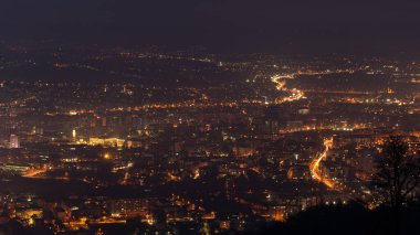Gece Banja Luka 'nın şehir manzarası, şehir ışıkları açıkken