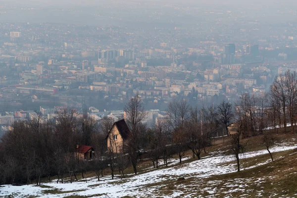 Banja Luka Nın Sisli Şehrine Karşı Meyve Bahçeli Köy Evi — Stok fotoğraf