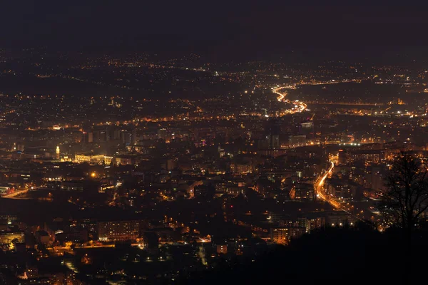 Gece Banja Luka 'nın şehir manzarası, şehir ışıkları açıkken