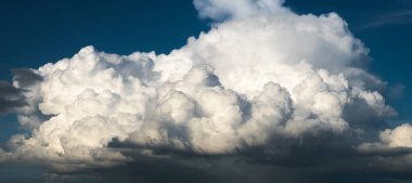 Mavi gökyüzüne karşı kocaman parlak bulutun zıt sahnesi, soyut manzara