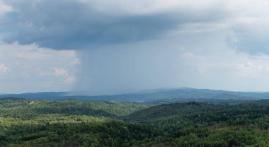 Yaz mevsiminde ormanlarla kaplı tepelerde sağanak yağış, kırsal bölgelerde aşırı hava...