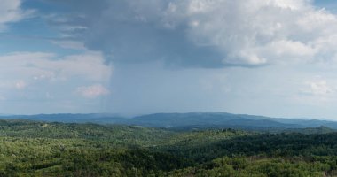Yaz mevsiminde ormanlarla kaplı tepelerde sağanak yağış, kırsal bölgelerde aşırı hava...