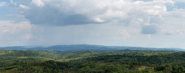 Yaz mevsiminde ormanlarla kaplı tepelerde sağanak yağış, kırsal bölgelerde aşırı hava...