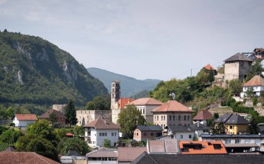 Jajce 'deki eski saat kulesi, tarihi manzaralar ve doğal güzellik.