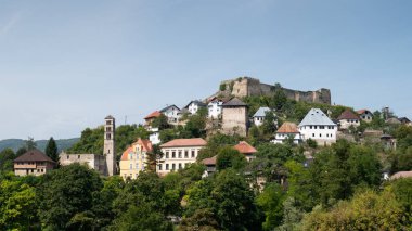 Jajce 'deki eski kale tepede, tarihi manzaralar ve doğal güzellik.