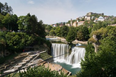 Jajce 'deki Pliva Nehri' ndeki eski kale ve şelale tarihi manzarası ve doğal güzelliği.