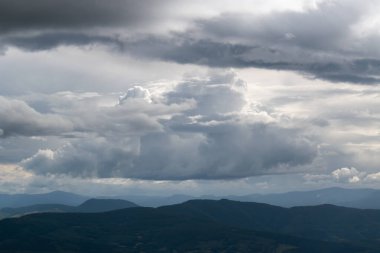 Dağların tepesindeki büyük bulut, dağ katmanları.