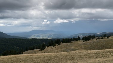 Kederli bulutlarla dağların üzerinden sağanak yağmur, Vlasic dağının manzarası