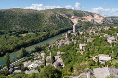 Ortaçağ Pocitelj kentindeki Gavran-Kapetanovic kulesi güneşli bir günde Neretva nehrinin kıyısında