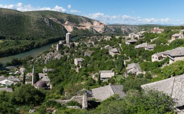 Ortaçağ Pocitelj kentindeki Gavran-Kapetanovic kulesi güneşli bir günde Neretva nehrinin kıyısında