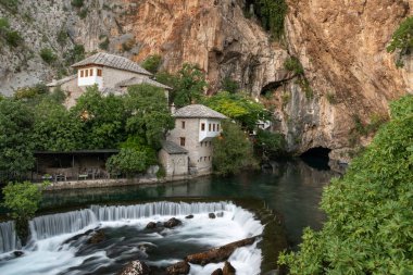 Blagaj Tekke ve Buna nehri taştan bir uçurumun kenarında. Mostar yakınlarında Derviş Tekke
