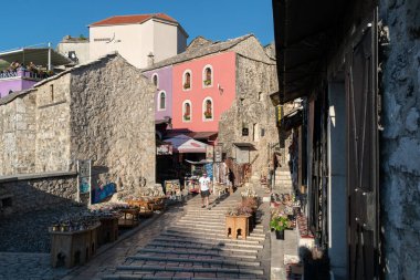 Mostar 'da çarşı caddesi, hediyelik eşya dükkanı.