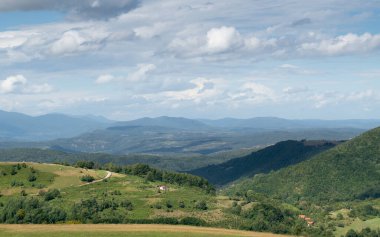 Bulutlu bir günde çiftliği olan dağ manzarası, yerdeki bulutlar