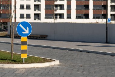 Sağdan zorunlu sapma ya da sağ işaret levhası, sokak güvenliği