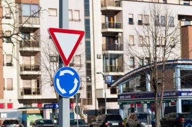 Döner kavşak ve yol işaretleri ver, trafik işaretleri kapat