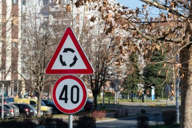 Kavşak yakınlarında trafik işaretleri, döner kavşak tehlike işareti ve hız limiti 40.