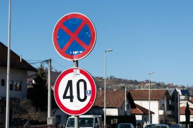 Trafik yasağı ve hız sınırı, durdurulması ve park edilmesi yasak ve maksimum hız 40 km / saat.