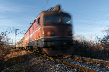 Banja Luka kırsal kesiminden hareket bulanıklığıyla yaklaşan tren, demiryolu yolcu treni