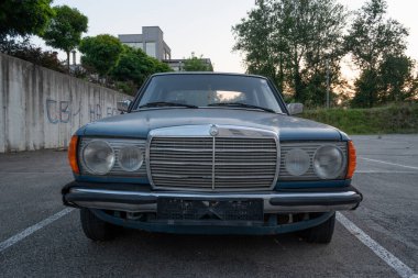 Terk edilmiş araba, Mercedes Benz 280E (W123)