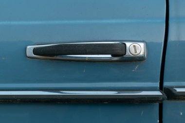 Mercedes Benz 280E (W123) kapı kolu yakın, terk edilmiş eski zamanlayıcı araba