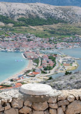 Taş duvara kazınmış taş pusula. Pag Adası 'nın yukarısındaki görüş açısı.