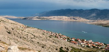 Pag Adası ve Adriyatik Denizi 'nin panoramik manzarası, Velebit Dağı arkada