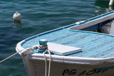 Eski ahşap pruva, harap boya, demirli balıkçı teknesi.