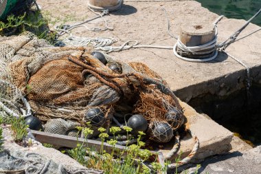 Beton iskelede balık ağı, balıkçı ekipmanları.