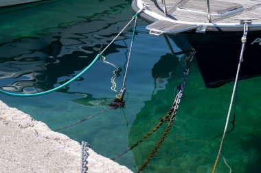 Halat ve zincirle demirlenmiş teknenin pruvası