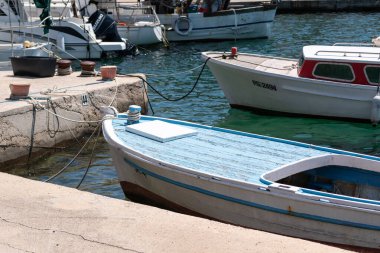 Rıhtımda eski bir tekne harap olmuş boyayla