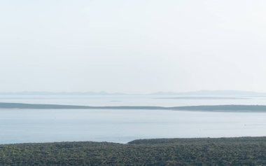 Adriyatik denizi ve adalarının manzarası, Simuni 'nin Hırvatistan' daki Pag adasına bakış açısı