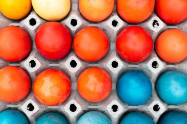 Karton yumurta tepsisinde paskalya yumurtaları, sıra sıra yumurtalar.